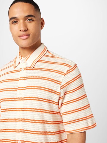 Coupe regular Chemise WEEKDAY en blanc