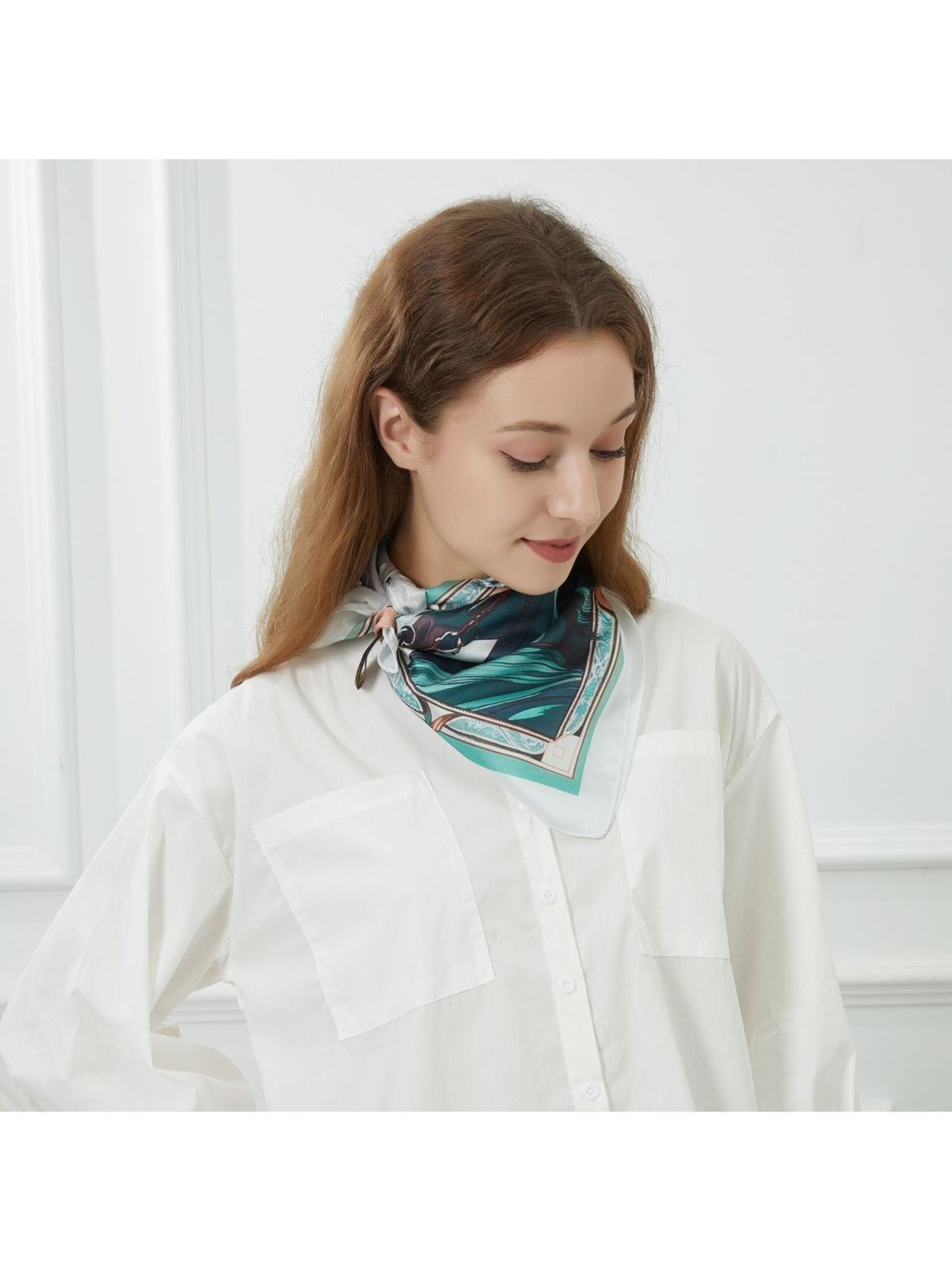 alberto cabale Sjaal 'Petit carré de soie Spring Horse Cléo' in Groen