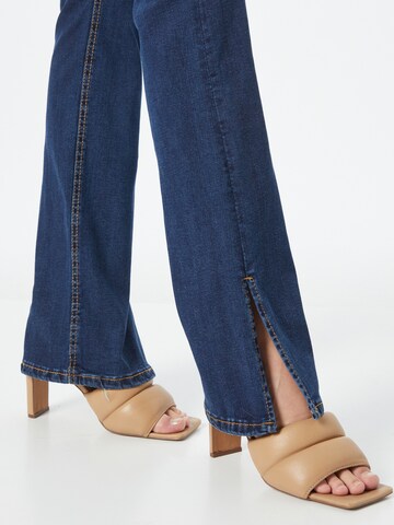 Gina Tricot Flared Jeans 'Molly' in Blau