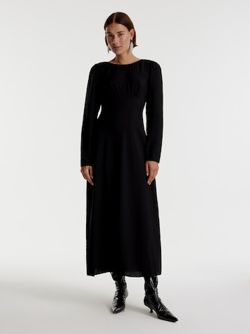 Rochie 'Qeena' de la EDITED pe negru: față