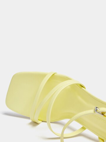 Pull&Bear Sandały z rzemykami w kolorze żółty
