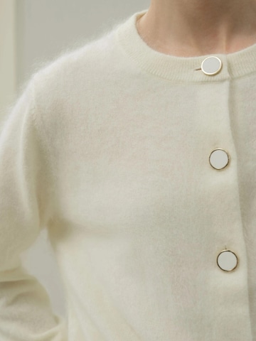 Lilysilk - Cárdigan 'Ultraweicher Cardigan aus gebürstetem Kaschmir' en blanco