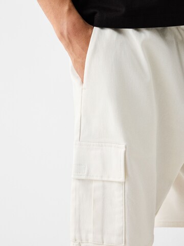 Loosefit Pantalon cargo Bershka en blanc