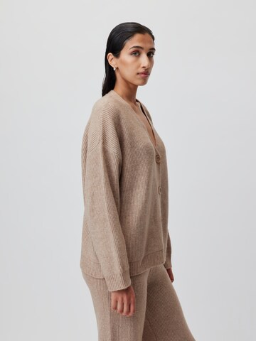 Cardigan 'Ela' LeGer by Lena Gercke en beige : sur le côté