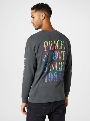 T-Shirt 'Peace And Love' Tommy Jeans en gris