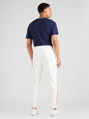 Tapered Pantaloni cu buzunare de la Nike Sportswear pe alb