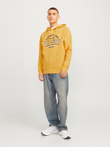 JACK & JONES Sweatshirt in Geel