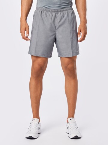 regular Pantaloni sportivi 'Challenger' di NIKE in grigio: frontale