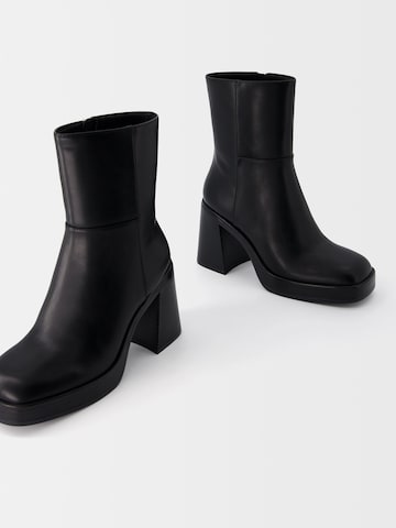 Bershka Stiefelette in Schwarz