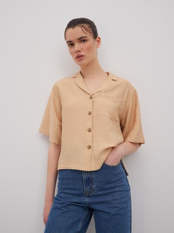 EDITED Blus 'Gabriela' i beige: framsida