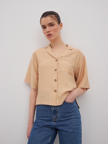 EDITED Blouse 'Gabriela' in Beige: voorkant