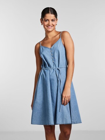 Robe d’été 'Kada' PIECES en bleu : devant