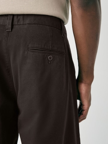 Next Lużny krój Spodnie w kolorze brązowy