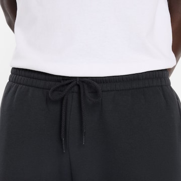 Loosefit Pantaloni sportivi 'Essentials Fleece' di new balance in nero