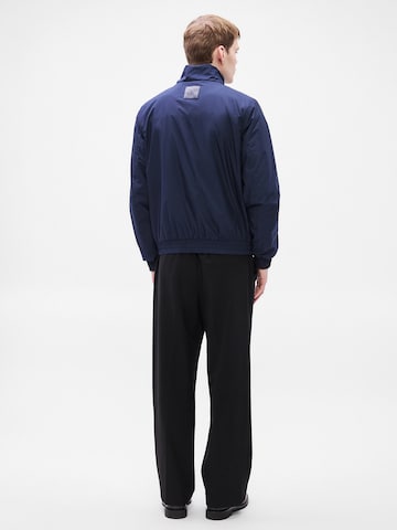 Calvin Klein Jeans Prechodná bunda - Modrá: zadná strana
