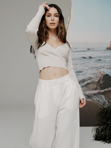 Wide leg Pantaloni cutați 'Elisa' de la A LOT LESS pe alb