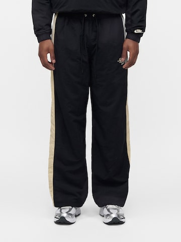 Nike Sportswear Wide leg Byxa 'Club' i svart: framsida