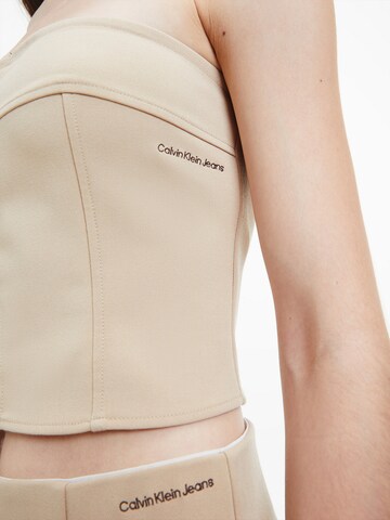 Top de la Calvin Klein Jeans pe bej