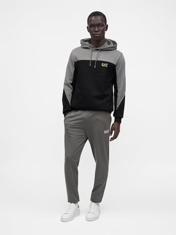 EA7 Emporio Armani Sweatshirt i svart: framsida