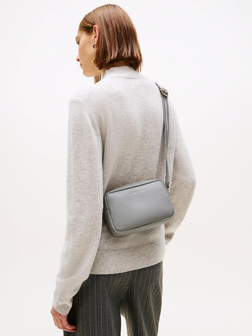 TOMMY HILFIGER Umhängetasche 'Webbing' in Grau