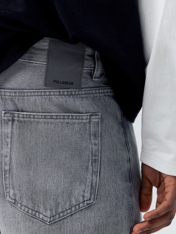 Pull&Bear Regular Shorts in Grau
