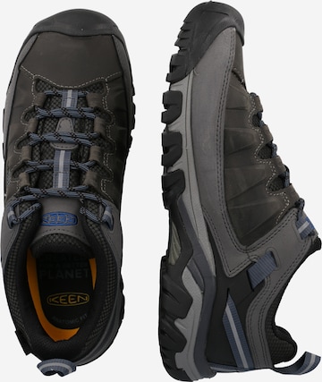 KEEN - Sapato baixo 'TARGHEE III' em cinzento