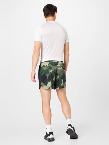 new balance Regular Sportshorts in Grün