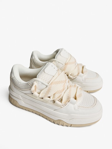 Sneaker low de la Bershka pe alb