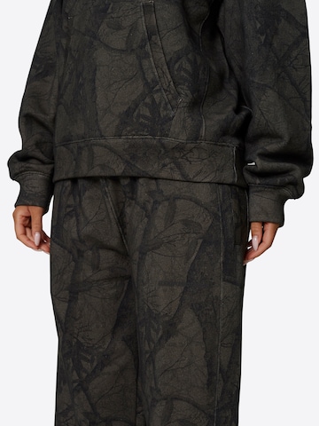 Wide leg Pantaloni con pieghe di Good For Nothing in marrone