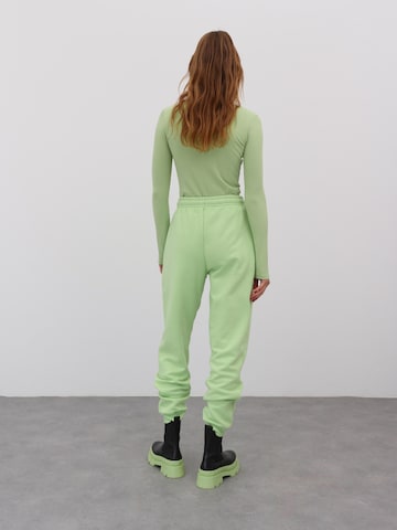 EDITED Tapered Broek 'Riley' in Groen