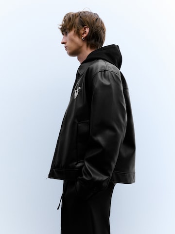 Pull&Bear Välikausitakki värissä musta