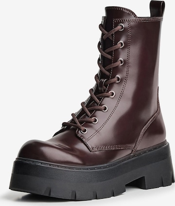 Bershka Ниски ботуши с връзки в червено: отпред