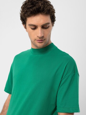 Tricou de la Antioch pe verde