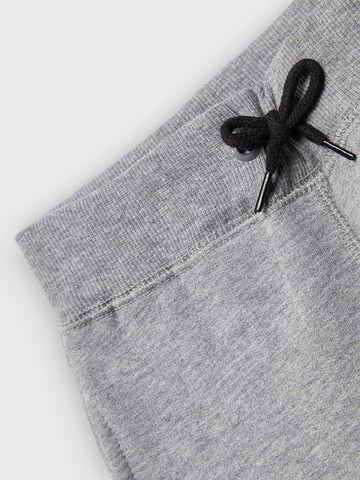 Tapered Pantaloni di NAME IT in grigio