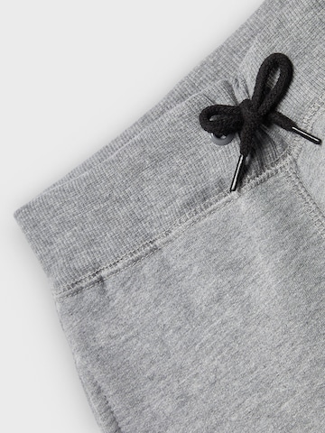 Tapered Pantaloni di NAME IT in grigio