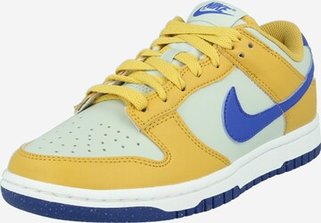 Nike Sportswear Matalavartiset tennarit 'DUNK LOW NEXT NATURE' värissä kulta: edessä