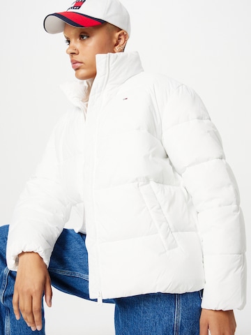 Tommy Jeans Χειμερινό μπουφάν σε λευκό