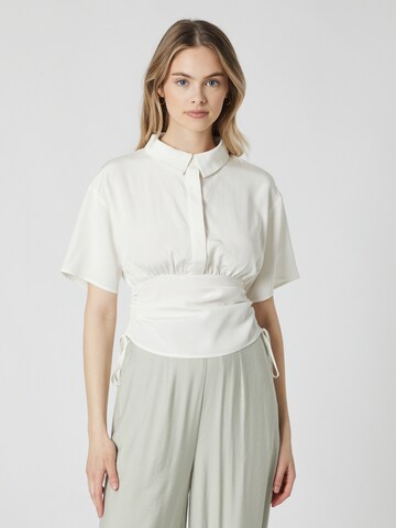 Guido Maria Kretschmer Women Μπλουζάκι 'Tenea' σε λευκό: μπροστά