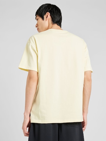 Nike Sportswear T-shirt 'Essential' i gul