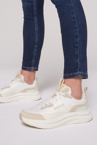 Soccx Sneakers in Beige: front