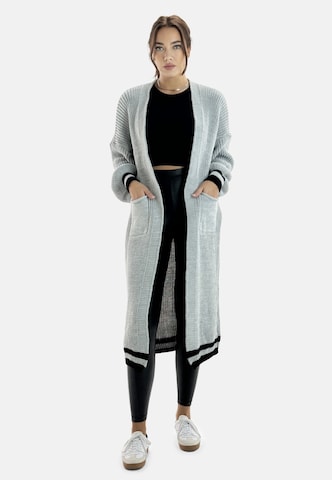 Cappotto in maglia di Elara in grigio: frontale