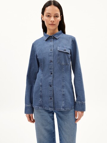 ARMEDANGELS Blouse 'NILAARA' in Blauw: voorkant
