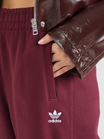 Effilé Pantalon 'Essentials' ADIDAS ORIGINALS en rouge