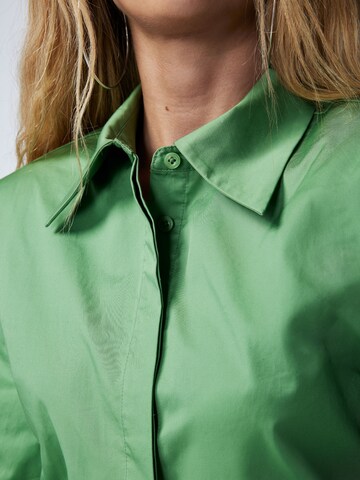 Camicia da donna 'Effie' di ABOUT YOU x Emili Sindlev in verde