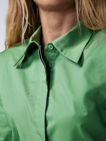 ABOUT YOU x Emili Sindlev Bluzka 'Effie' w kolorze zielony