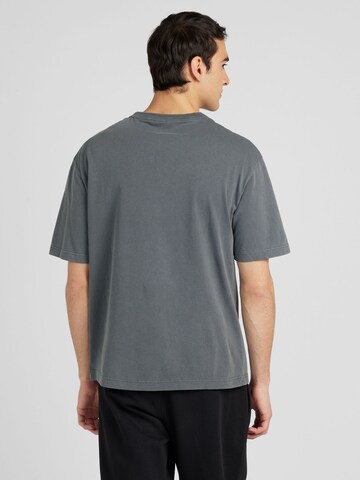 T-Shirt Reebok en gris