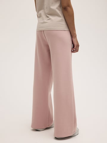 regular Pantaloni 'CALICE regular wide graphic sweat pants' di FILA in rosa