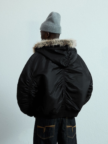 Bershka Prehodna jakna | črna barva