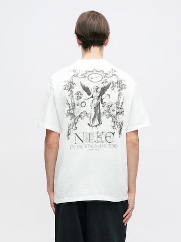 Nike Sportswear Μπλουζάκι 'M90 OC WINGS VICTORY' σε λευκό: μπροστά