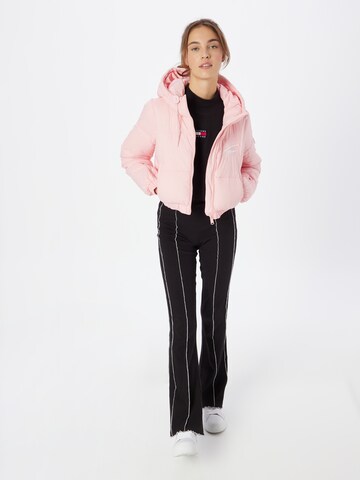 Tommy Jeans Φθινοπωρινό και ανοιξιάτικο μπουφάν σε ροζ